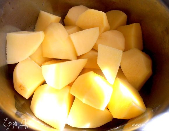 Но вначале ставим вариться картошечку...Можно заранее отварить "в мундирах".