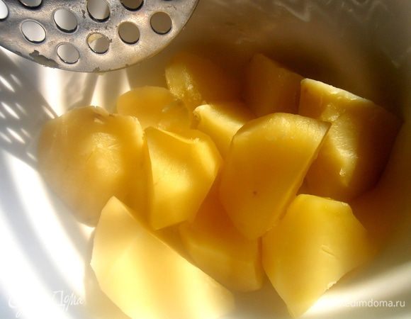 Разрезанная на кусочки,она быстро варится! Разминаем в пюре...