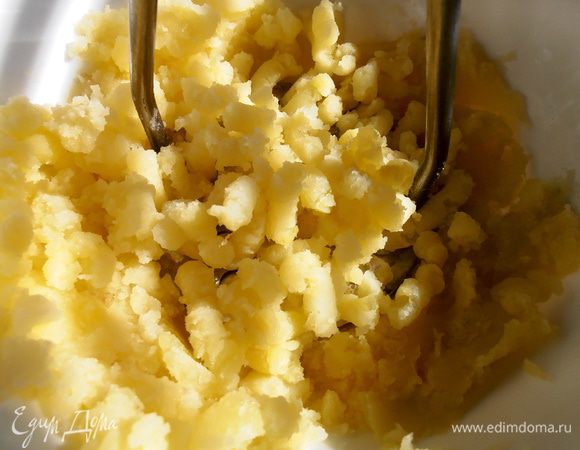 Если нужно,добавляем немного отвара,чтобы легче было давить!