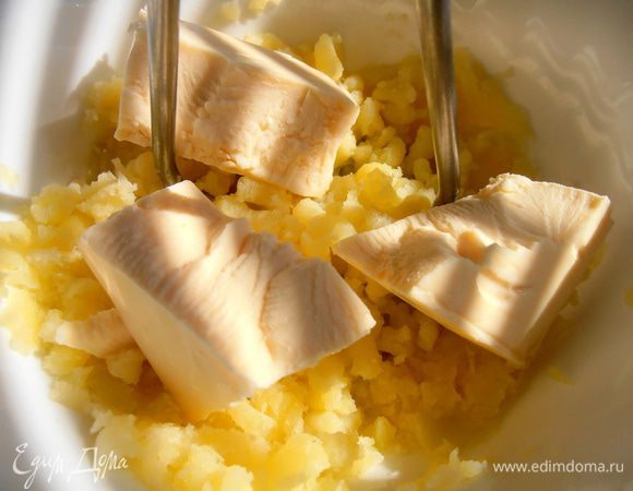 Разламываем плавленный сливочный сырок в пюре или выкладываем ложкой,если он мягкий.