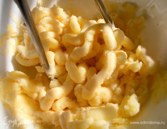 Можно для удобства тоже подавить "давилкой"...Сырок достаточно один,так как  пюре отлично держит форму и не распадается при нарезании!