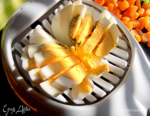 Яйца я решила не давить с пюре,чтобы красиво на срезе попадались кусочки белка...