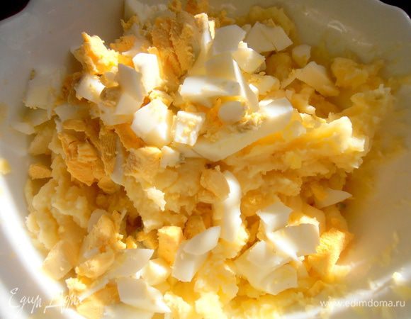 Аккуратно вмешиваем яйца в пюре ложкой...