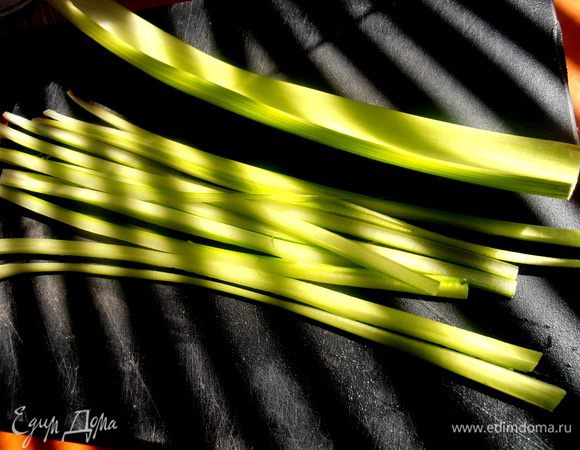 Не хватает яркости и сочности у начинки! Для этого стебель сельдерея разрезаем очень тонко вдоль...