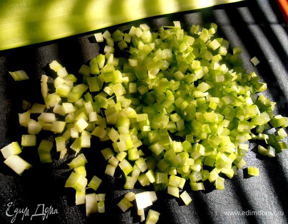 А затем крошим мелкими кубичками...Если нет сельдерея (или просто его не любите),можно взять консервированный горошек! Мне нравятся такие миксы в баночках (на фото внизу!).