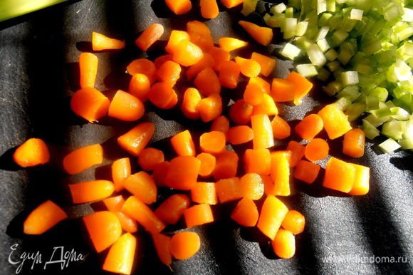 Нарежем морковку тоже на кубички...
