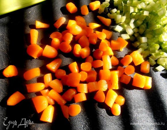 Нарежем морковку тоже на кубички...