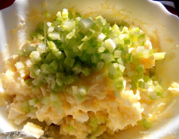 Сельдерей перемешиваем с пюре,а морковку в последний момент я решила сделать центром в багете!