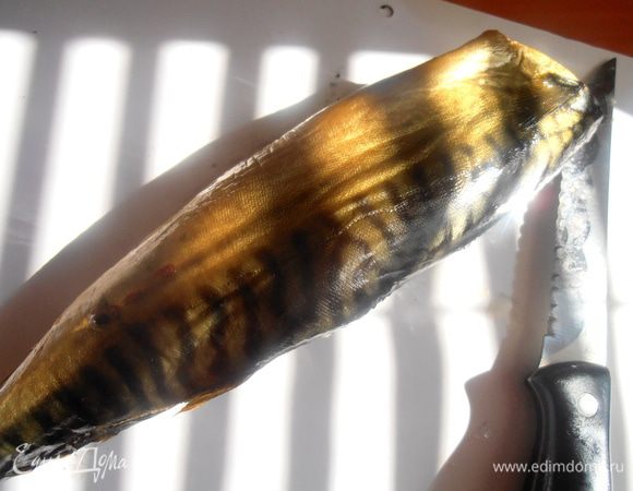 "Гвоздь" программы-ароматнейшая скумбрия холодного копчения....Здесь её уважают,поэтому проблем купить не возникло! Отделяем рыбное филе на картонке (чтобы не пачкать доску,а картонку потом выбрасываем!)...