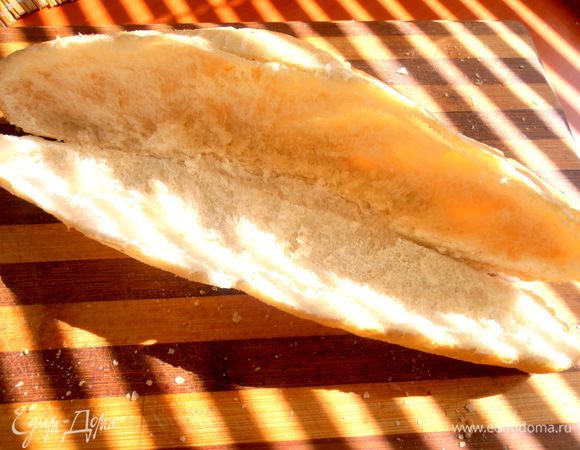 И,наконец,приступаем к сборке...,вернее вначале выщипываем внутренности багета,разрезав его вдоль не до конца)))