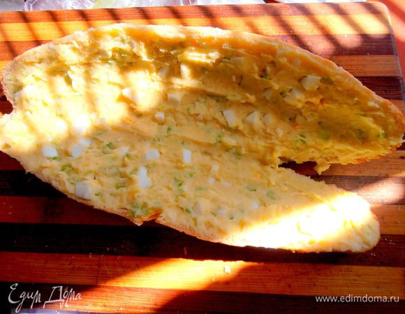 Начинаем промазывать всю корку-каркас багета картофельным фаршем,прижимая ложкой...