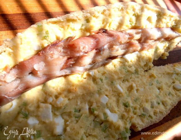 В верхнюю часть - "крышку" багета - вдавливаем полоски скумбрии по всей длине...