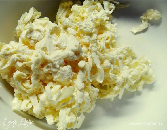 ПРИГОТОВЛЕНИЕ ТЕСТА
 Натираем маргарин  на так называемой "бурачной" терке. 
К нему добавляем сахар и 100 г муки начинаем перемешивать руками. 