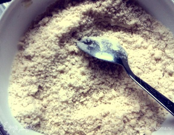 Далее постепенно добавляем муку  по 100 г и хорошо вымешиваем тесто. В итоге должна получится  сухая  крошка