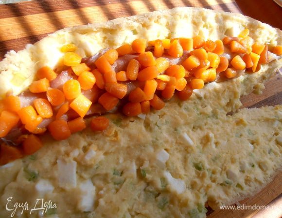 Рыбку присыпаем кусочками моркови...