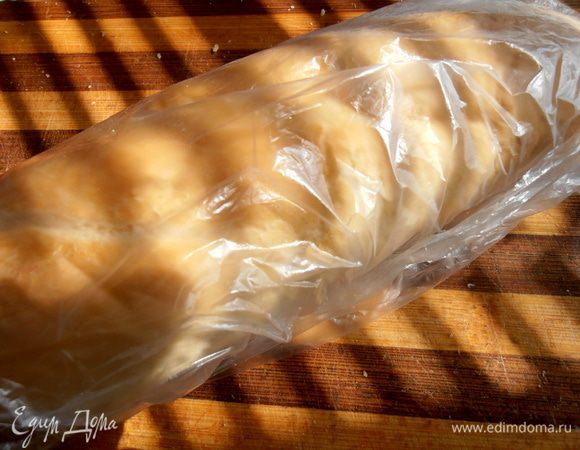 Уф!!! Закрываем половинки (края отлично склеиваются пюре!),прижимаем и обматываем пищевой плёнкой...Отправляем на час в холодильник или на ночь перед пикником.