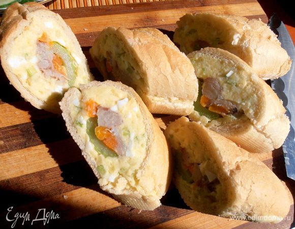 Утром достаём и нарезаем при помощи большого ножа с зубчатым краем.Корку багета пропиливаем,но ни в коем случае НЕ давим,иначе начинка помнётся и не будет эффектного разреза!