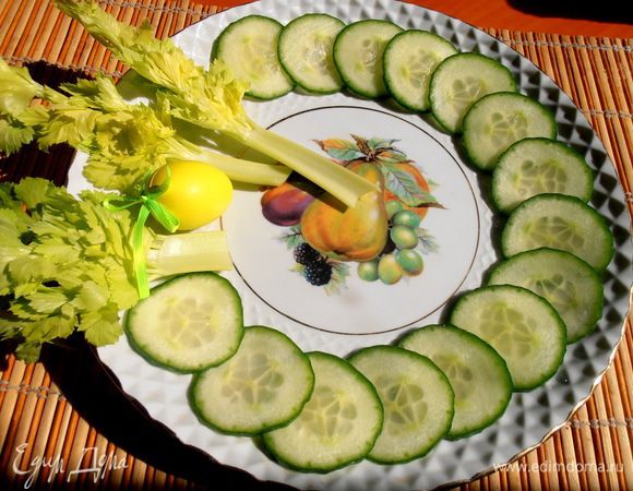 Готовим блюдо для подачи...Свежий огурец нарезаем кольцами,выкладываем верхушки сельдерея...