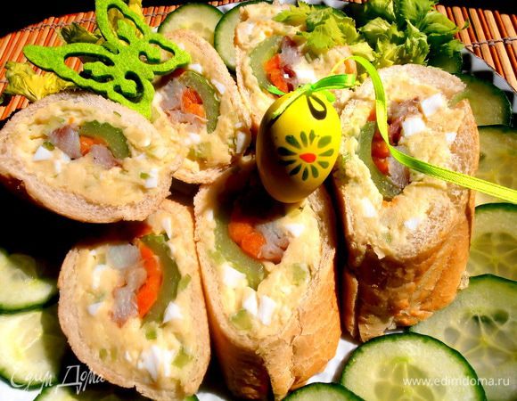 Попробуйте и Вы не пожалеете!!! Лёгкая пикантная хрустинка сельдерея придаёт свежесть сливочному пюре,а рыбка является центральным сюрпризом в обрамлении хрустящей корочки багета)) Практически никакого хлеба,только каркас для формы...