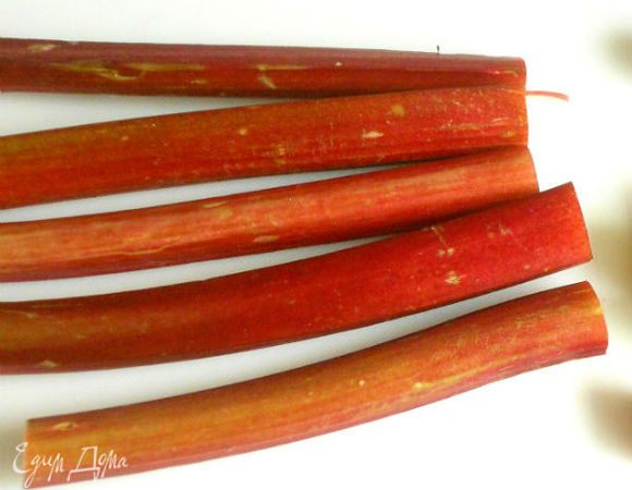 Ревень помыть, обрезать концы, удалить плотные волокна с поверхности. Всего 500 г нетто. Нарезать кусочками по 1 см или тонкими продольными полосками по 5 см. Сложить всё в миску, посыпать сахаром (100 г), накрыть пищевой плёнкой.Через 30-60 мин слить образовавшуюся жидкость.Если черешки ревеня очень крупные, то можно нарезать их, засыпать сахаром и оставить на ночь. Длительная мацерация сделает их более нежными. Слитый сироп можно использовать для приготовления компота.