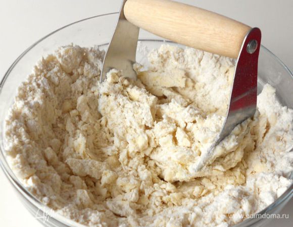 Масло порубить с мукой, добавить остальные ингредиенты, 