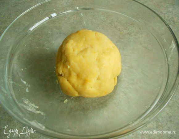 ...замесить тесто. Раскатать в круг на присыпанной мукой поверхности и с помощью скалки перенести в форму с отделяющимся дном d 23 см. Излишки теста обрезать, наколоть вилкой основание в нескольких местах и убрать в холодильник на 30-60 мин.

Разогреть духовку до 180*С.