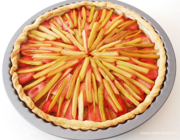 Посыпать на дно пирога (на тесто) миндаль, если его нет, можно покрошить печенье или насыпать манной крупы 2 ст.л.
Выложить ревень, затем нарезанную пластинами клубнику, посыпать сахаром по вкусу и ванильным сахаром. Выпекать около 35 мин.(Мне хотелось красивых "лучиков", поэтому часть ревеня положила ещё и поверх клубники.)