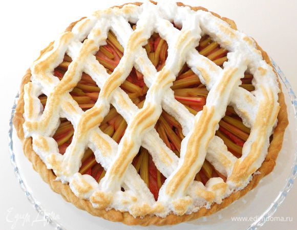 При желании можно  взбить 3 яичных белка в крепкую пену со щепоткой соли, постепенно просеивая к ним сахарную пудру . Выложить безе поверх готового пирога по всей поверхности, разровнять красиво ложкой и вернуть в духовку на 10 мин . t уменьшить до 140 и ниже. Я выложила  безе сеткой. Подавать пирог тёплым, но не горячим. Приятного аппетита!