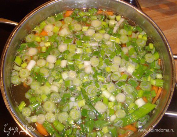 сварить мясной отвар до готовности мяса. Добавить картошку, через 5 минут - рис и мелко нарезанную морковь, ещё через 5 минут - кольцами нарезанный лук.