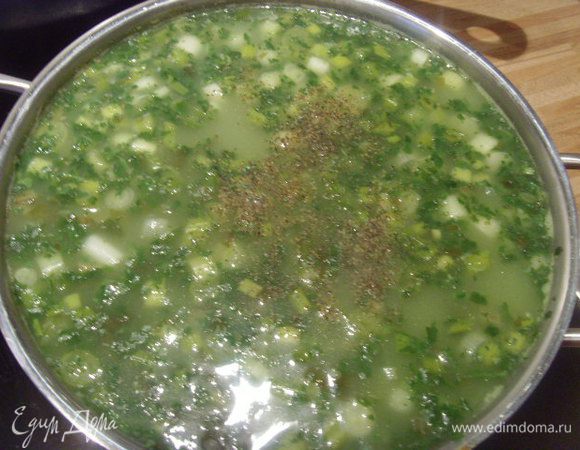 Когда картофель будет готов, добавить разморож., мелко накрошенный  шпинат и щавель, посолить и поперчить по вкусу. Довести до  закипания, добавить травки. Борщ готов. Традиционно зелёный борщ подают со сметаной и в крутую сваренным яйцом,