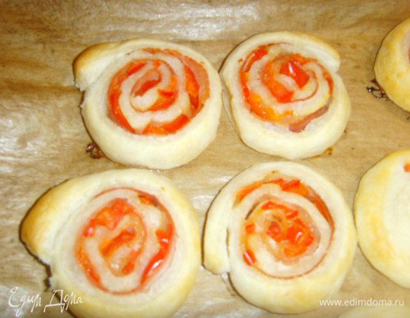 я проявила креативность и сделала улитки, они симпатично смотрятся и органично дополнили мой зелёный борщец.
