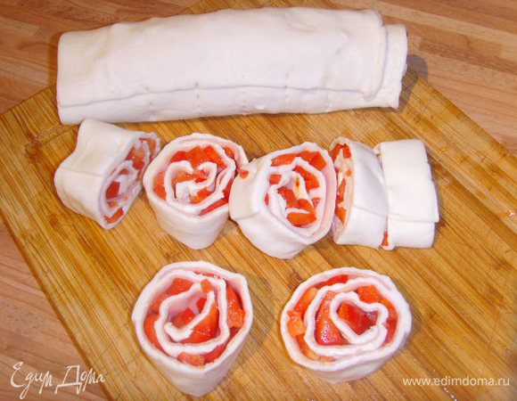 тесто скрутить рулетом, порезать на части и выпекать в духовке при 200° до золотистого цвета. Приятного аппетита!