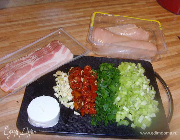 набор продуктов, которые нам понадобятся. Овощи мелко порубить, смешать с сыром, добавить соль, перец.  