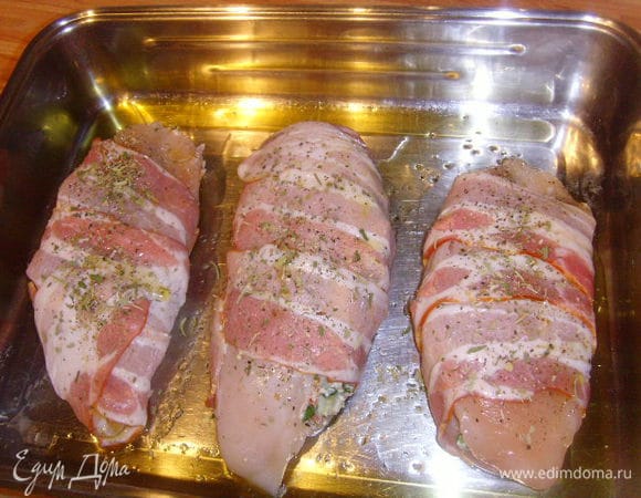 обернуть каждый филей беконом внахлёст, посыпать травкой. Выложить  в форму для запекания, сбрызнуть маслом. Выпекать при 180 гр. 30-40 мин.