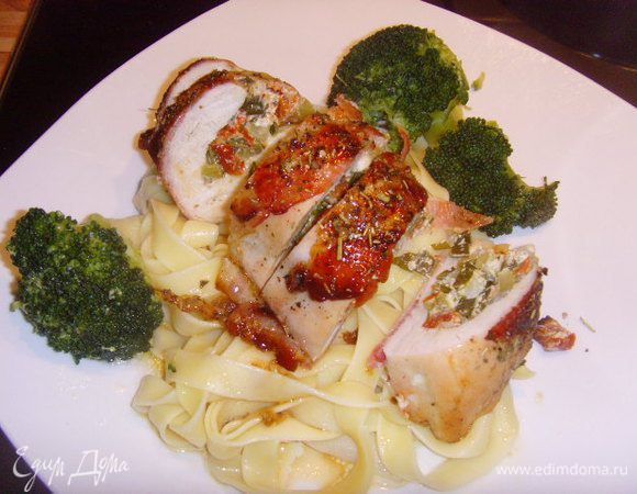 Подавала я рулеты на подушке из тальятелле с отварной брокколи.