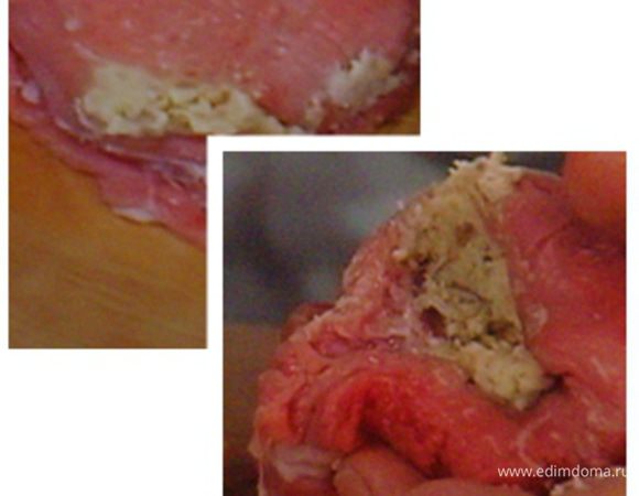Нафаршировать мясо ореховой массой, посолить, поперчить.