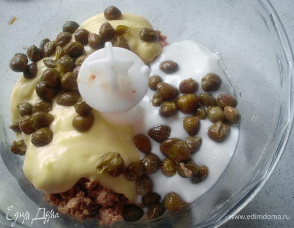 Все ингридиенты для соуса выложить в чашу блендера. Немного каперсов оставить для украшения.