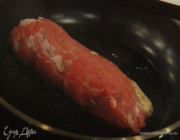 Обжарить мясо на масле со всех сторон.