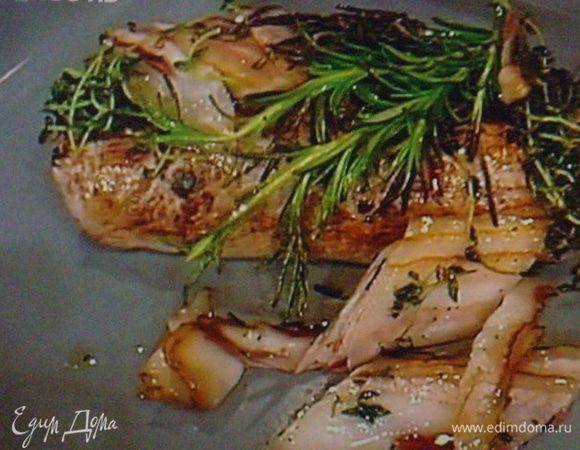 Разогреть духовку до 140°С. Переложить мясо на противень, обложить его со всех сторон салом, травами и запекать 20-40 минут, в зависимости от желаемой степени зажарки.