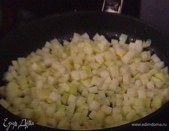 Кольраби и шалот накрошить кубиком, поджарить на масле.