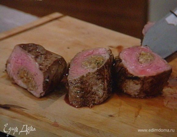 Мясу дать отдохнуть минут 5, порезать на порции.