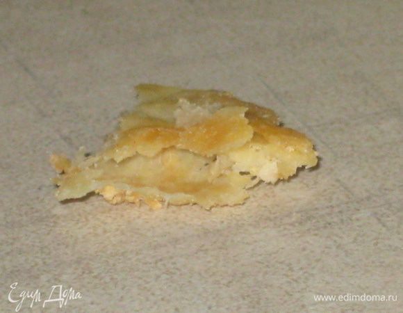 - Слоёное тесто:

Для начала готовим простое пресное тесто. Смешиваем воду, соль, кислоту. Добавляем туда муку и тщательно всё вымешиваем. Месим 1-2 минуты. Заворачиваем тесто в пищевую плёнку, и отправляем в холодильник примерно на 1 час.
Масло должно полежать при комнатной температуре 2 часа и помягчеть (я предполагаю, что  у вас дома не - 25C ). Затем надо превратить его в квадрат толщиной 2 см и отправить в холодильник на 30 минут. Пресное тесто раскатываем в пласт приблизительно в 2 раза больше куска масла. Края должны быть тоньше, чем середина. Выкладываем масло.
Сворачиваем тесто в "конверт".
И раскатываем этот конверт до толщины 5-6 мм.
Подгибаем края теста к центру.
И сгибаем конверт  пополам.
Накрываем тесто пищевой плёнкой, и убираем вместе со скалкой в холодильник на 1 час.
Затем достаём тесто, подпыляем доску и скалку мукой, вновь раскатываем тесто до 0,5 сантиметра. Складываем в четверо и убираем в холодильник. 
Через 1 час вынимаем тесто из холодильника, и повторяем все наши предыдущие действия.
И проделываем эту операцию ещё 3 раза! 
В итоге у нас получается около 150 слоёв в 1 корже! Так, что вам стоит пойти на этот поступок и потом наслаждаться великолепным настоящим слоёным изделием.
Делим тесто на 4 части и выпекаем при 200C 10-15 минут каждый корж. Мой совет слоёные изделия перед выпечкой следует очень хорошо сбрызнуть водой примерно 2-2,5 ст.л. на каждый корж. И хорошо наколоть вилкой.