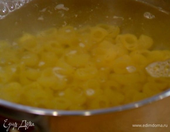 Макароны отваривать в кипящей подсоленной воде на 1 минуту меньше, чем указано на упаковке.