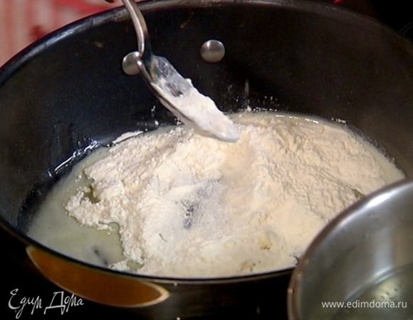Сливочное масло растопить в глубокой сковороде, всыпать муку и помешивать, пока мука не заварится.