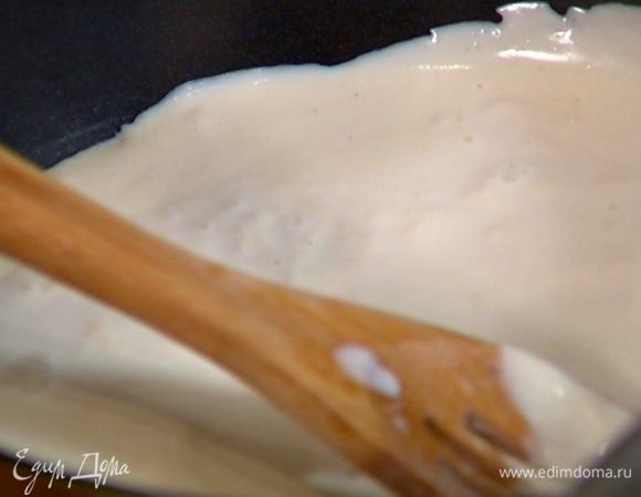 Не переставая помешивать, добавить мускатный орех, небольшими порциями влить молоко и, продолжая мешать, на небольшом огне уваривать соус, пока он не загустеет. 