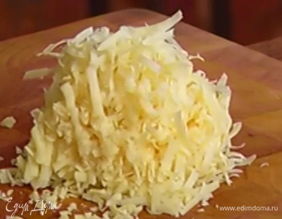 Сыр натереть на крупной терке.
