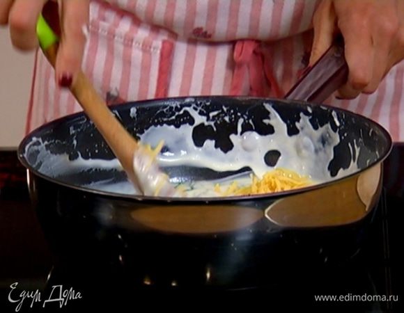 Половину натертого сыра добавить в соус, посолить и поперчить.