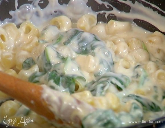 Выложить в соус макароны, все перемешать и снять с огня.