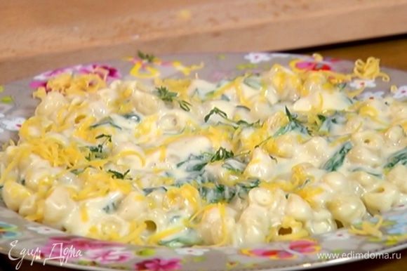 Посыпать пасту оставшимся сыром и листьями тимьяна.