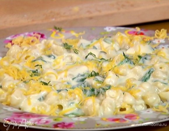 Посыпать пасту оставшимся сыром и листьями тимьяна.